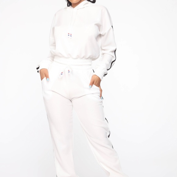 White tracksuit from Fashionnova. Hoodie and jogging are included. Never worn - Picture 3 of 4